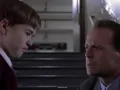 Escena de la película ‘El Sexto Sentido’ (Sixth Sense) con Halley Jeol Osment y Bruce Willis por Azteca 7.