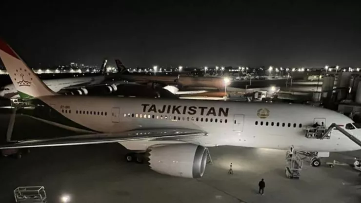 Presidente de Tayikistán estrena el avión presidencial que compró a México