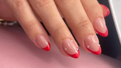 uñas cortas con perlas oficina