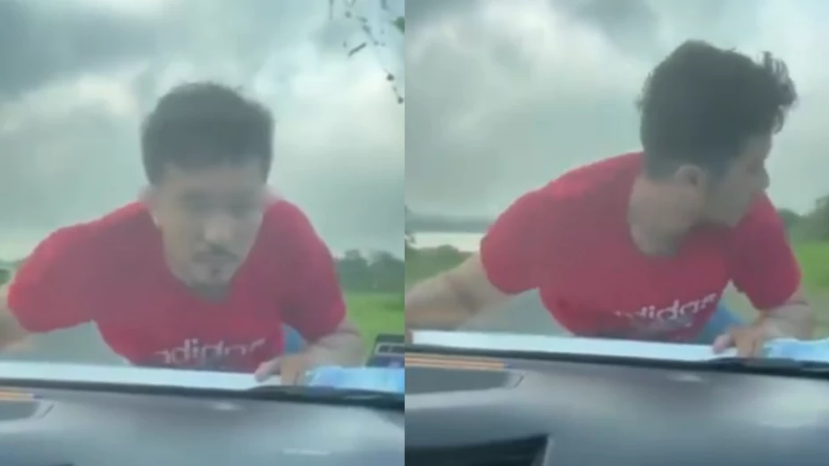 hombre agarrado de un auto