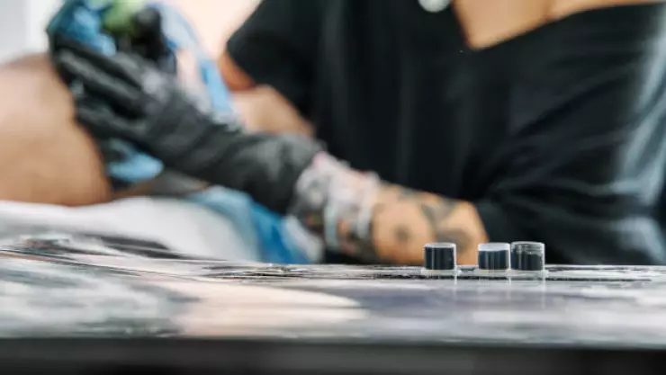Hombre se tatúa abdomen para no ir al gimnasio