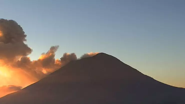El volcán Popocatépetl lanzó una fumarola que se elevó a 2 kilómetros sobre el cráter este jueves 12 de enero de 2023.