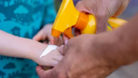 Bloqueador solar con sustancias cancerígenas