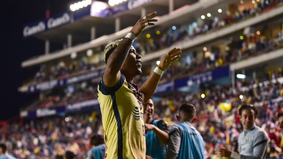 Roger Martínez festeja un gol con el América