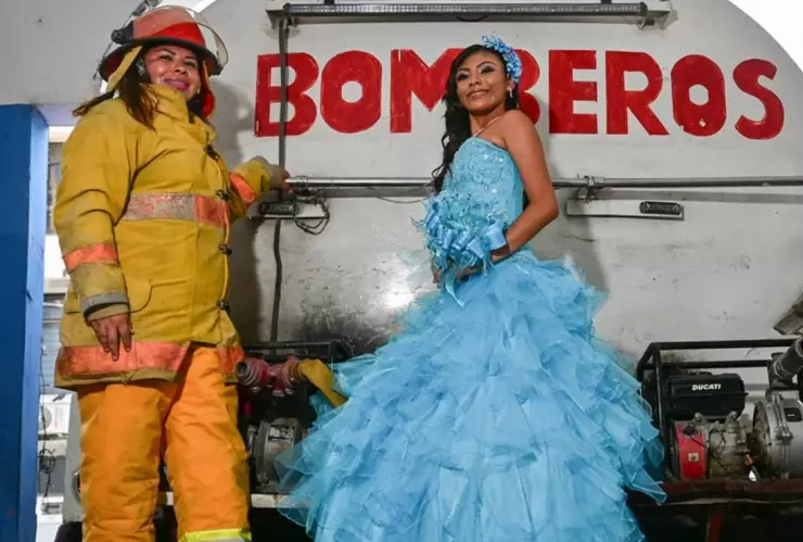 ¡Orgullosa! Quinceañera protagoniza sesión de fotos en estación de bomberos donde trabaja su madre