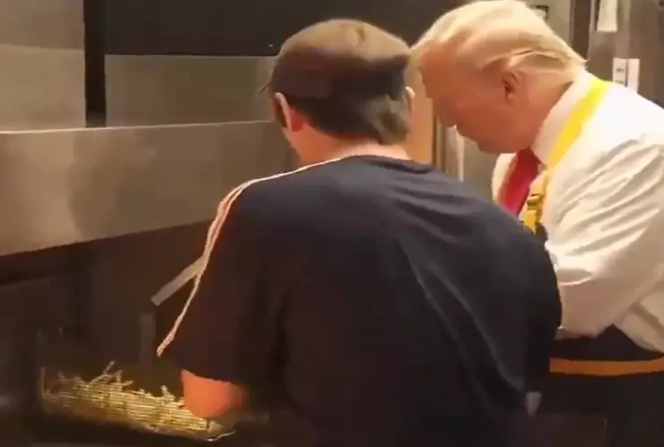 Trump cocina papas fritas en reconocido negocio de hamburguesas para desacreditar a Kamala Harris
