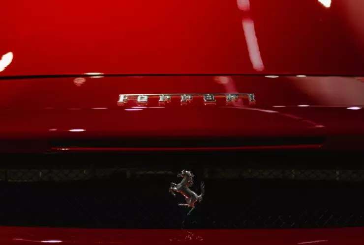 Foto de frente de un auto Ferrari rojo.
