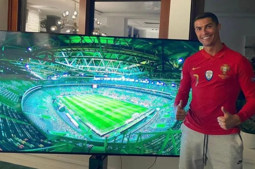 Cristiano Ronaldo viendo la tv.jpg