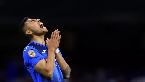 Orbelín Pineda se lamenta en el juego entre Cruz Azul y Le&oacute;n