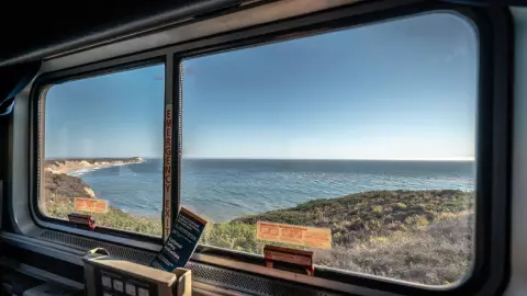 el paisaje de la costa de California arriba del ferrocarril