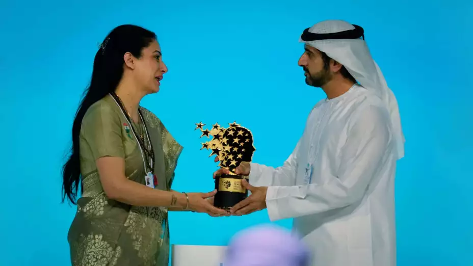 Ruble Nagi recibiendo el Premio Global a la Enseñanza.