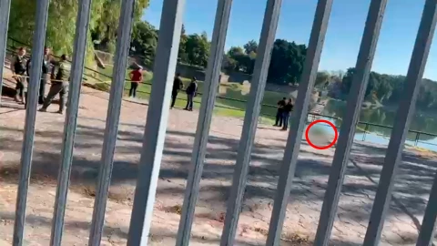VIDEO | Hombre es asesinado con arma blanca en el parque El Dean y arrastran su cuerpo hasta el lago