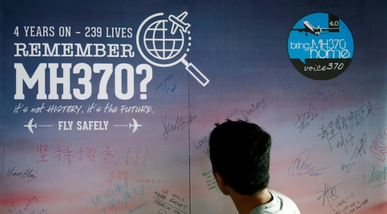 Un hombre mira un tablero de mensajes para pasajeros, a bordo del vuelo MH370 desaparecido de Malaysia Airlines , durante su cuarto evento anual de conmemoración en Kuala Lumpur, Malasia, el 3 de marzo de 2018.