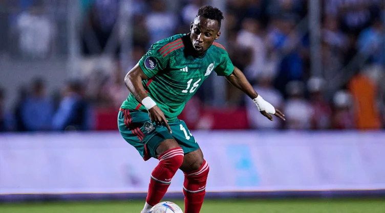 Julián Quiñones con la camiseta del la Selección Mexicana