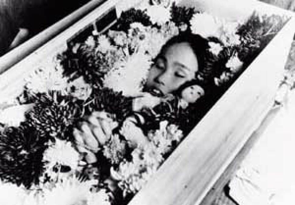sadako sasaki con flores y grullas
