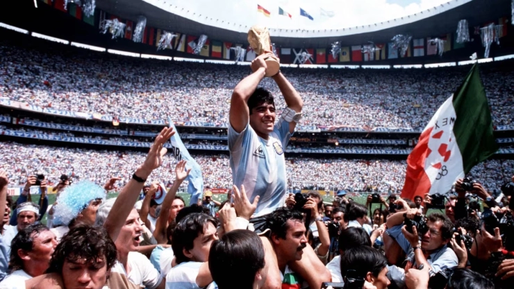 Maradona con la Copa del Mundo en México