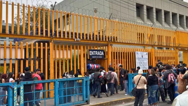 Estudiantes bloquearon la entrada de la Prepa 8