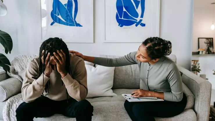 CRISIS_PEXELS_Alex Green