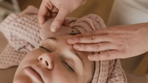 El masaje facial correcto para desinflamar el rostro hinchado