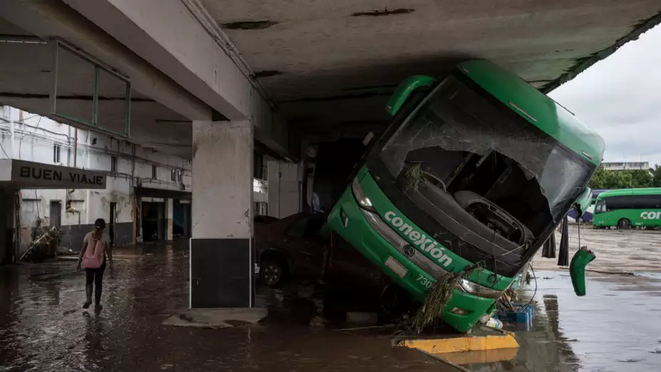 Una estación de autobuses dañada tras las fuertes lluvias en Poza Rica, Veracruz.