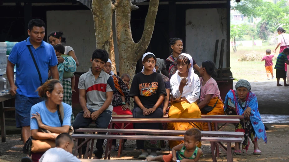Refugiados del estado de Manipur descansan en un campo en Lakhipur, India.