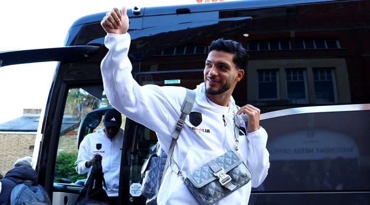 Raúl Jiménez llegando al estadio