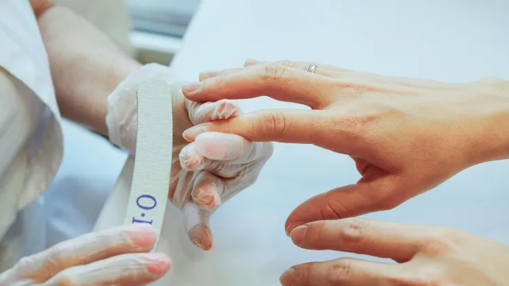 5 ideas de uñas formales para abuelitas: Otorgan luminosidad a las manos y son modernas