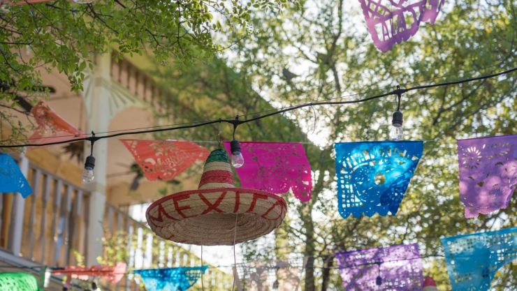 Decoración de una festividad hispana en Estados Unidos