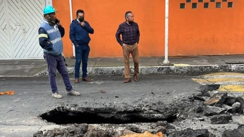 Socavón en la colonia Ramos Millán, alcaldía Iztapalapa