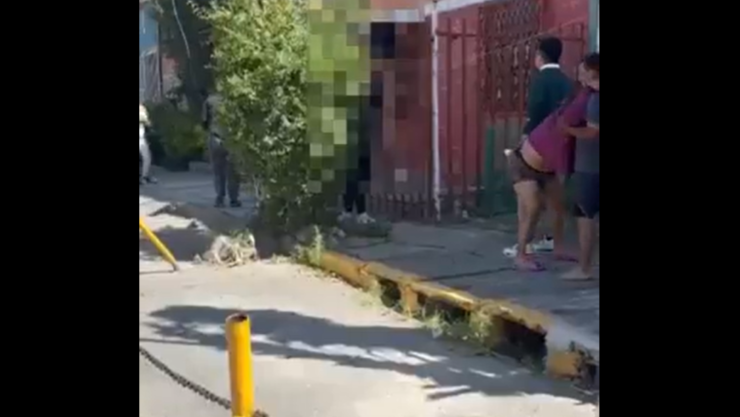 Mujer cae de una azotea y muere empalada en una reja en Puebla.png
