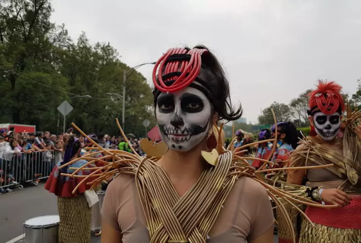 2 mil 500 artistas en acción, 11 carros alegóricos, 22 comparsas y diversos grupos de coreografías llenaron de alegría el corazón de la CDMX.