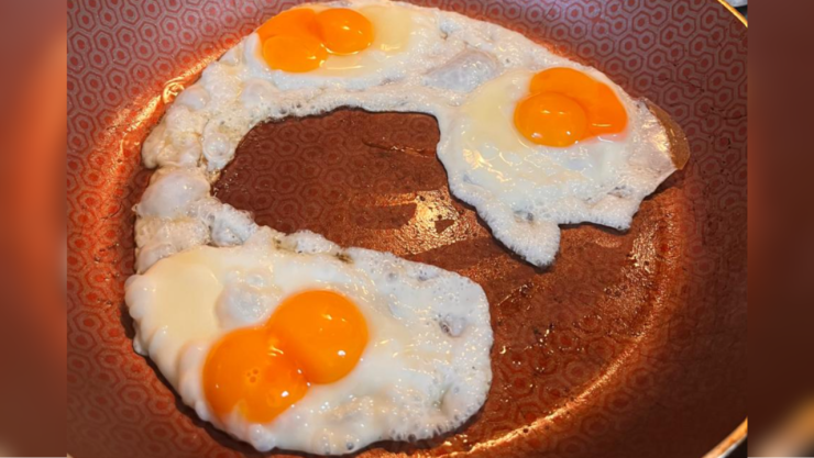 ¿Qué significa que me salga un huevo con dos yemas?