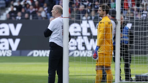 Aficionados se atan a los postes