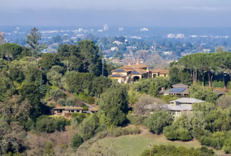 Vista de unas casas en Los Altos, California.