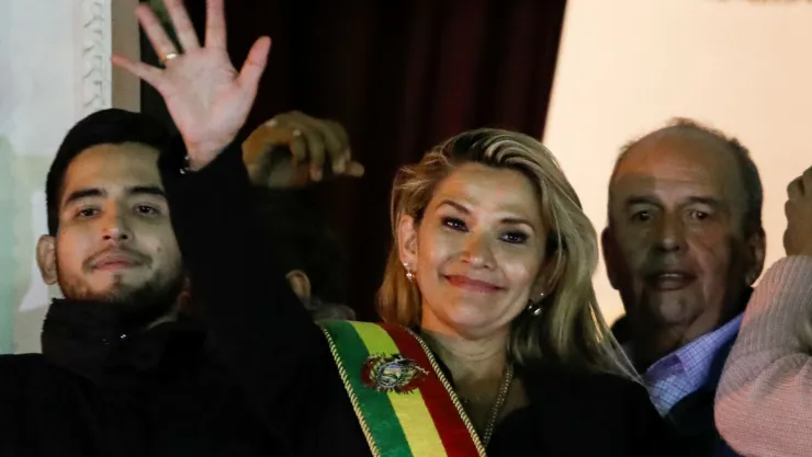 La senadora boliviana Jeanine Añez hace un gesto después de declararse presidenta interina de Bolivia, en el balcón del Palacio Presidencial, en La Paz, Bolivia. Imagen, Reuters.