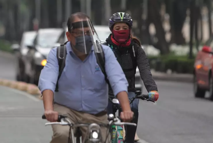 Ciclistas se protegen de la COVID-19 mientras se manifiestan por mejores condiciones en la CDMX para rodar.