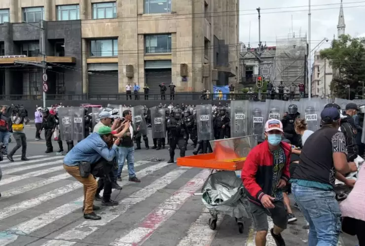 Enfrentamiento entre policías y comerciantes