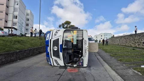 Autobús accidentado en Emiliano Zapata