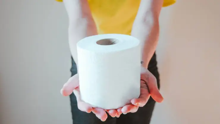 Por esto debes dejar un rollo de papel higiénico en el refrigerador
