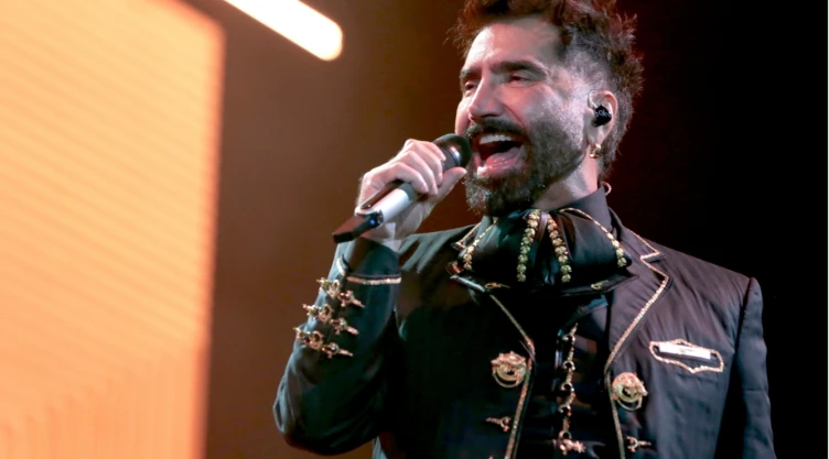Preocupa la salud de Alejandro Fernández tras viralizarse extrañas imágenes durante un concierto