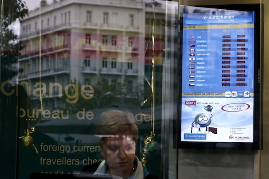 La tasa de cambio del euro y del dólar aparece en una pantalla de una casa de cambios en Atenas, el lunes 5 de enero de 2015. El euro cayó el lunes a su nivel más bajo en nueve años al surgir nuevas dudas sobre el compromiso de Grecia con la divisa