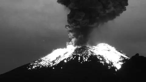 VIDEO_ Captan extraño objeto sobre el volcán Popocatépetl