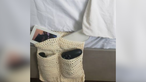 Cómo tejer un organizador de cabecera a crochet para guardar el control, el celular y tus lentes