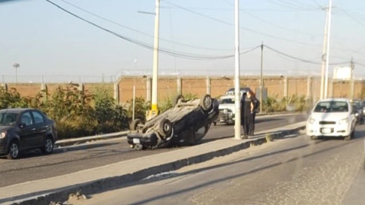 vuelca auto en el camino al batán