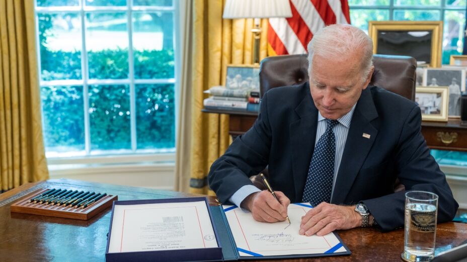 Joe Biden firma ley para elevar el techo de la deuda de Estados Unidos
