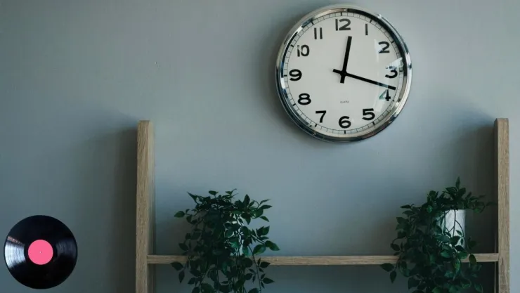 Ideas DIY Cómo crear un reloj de pared vintage utilizando un disco de vinilo viejo y un kit de cuarzo.jpg