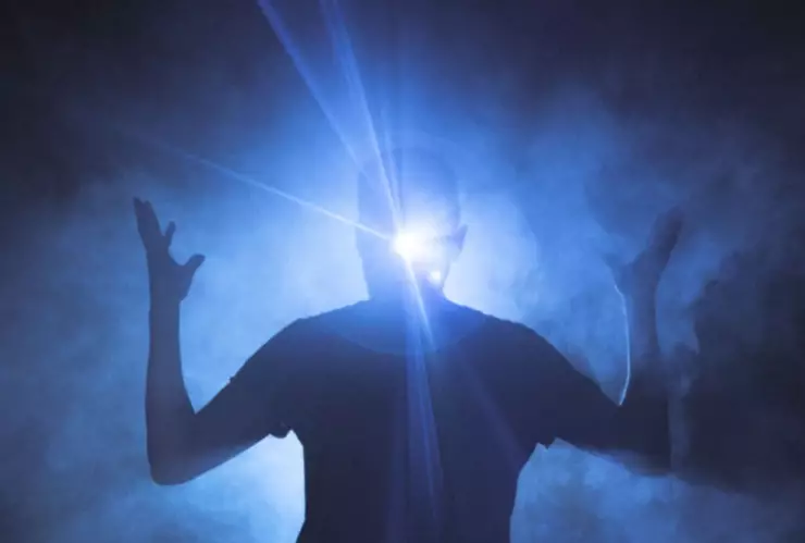 Hombre viendo luces extrañas