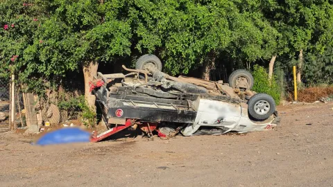 Un trabajador murió y otro quedó herido tras volcadura en el ejido Zapotillo, en Ahome