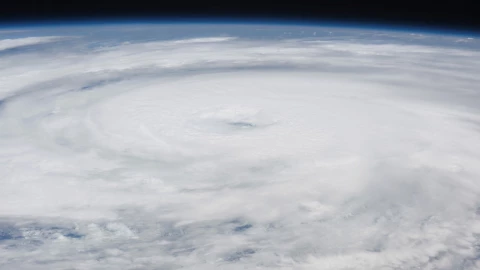 VIDEO: Así se ve el ojo del poderoso huracán Milton desde un avión cazatormentas
