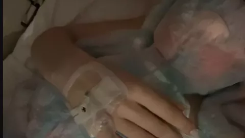 Hospitalizan de emergencia a Belinda y CANCELA su próximo concierto; ¿qué le pasó?